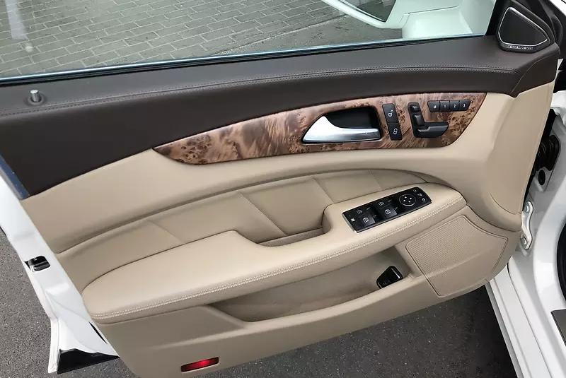 Mercedes-Benz CLS 550 white