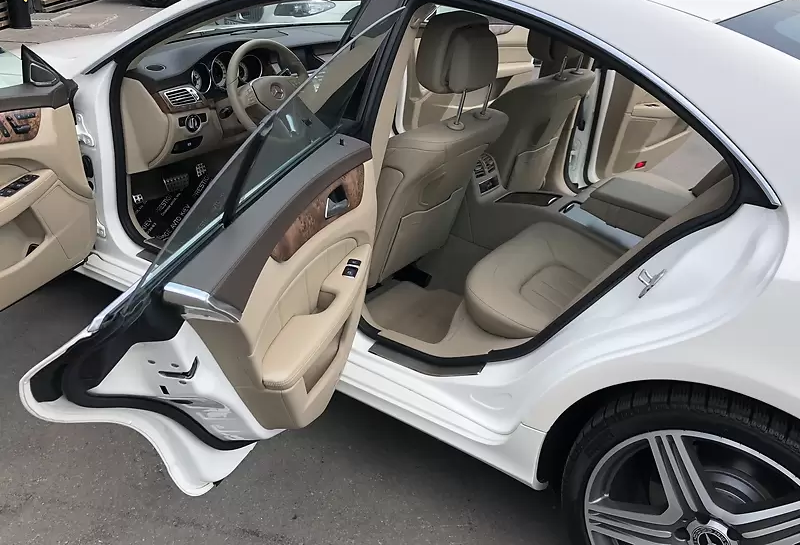 Mercedes-Benz CLS 550 white