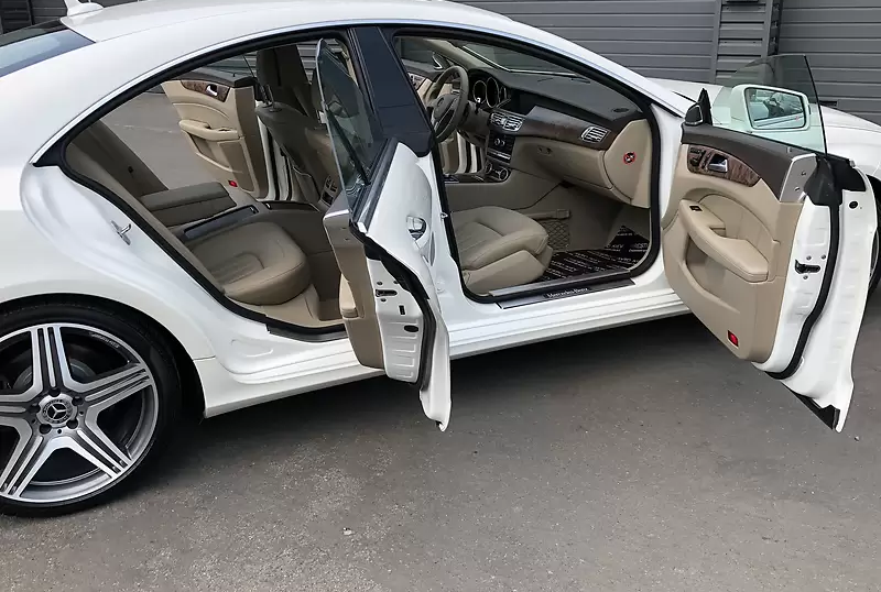 Mercedes-Benz CLS 550 white
