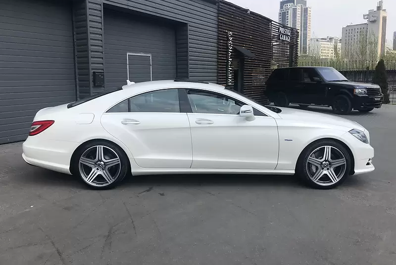 Mercedes-Benz CLS 550 white